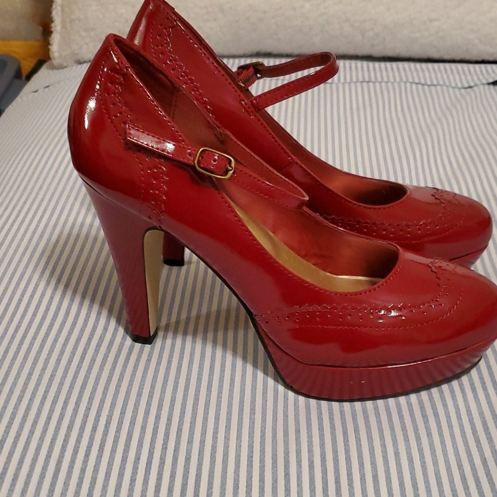 SHOES - Picture 2 of 2